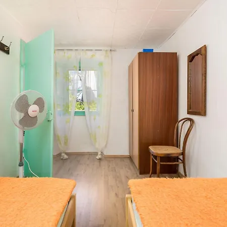 3 Bedroom Lovely In Holiday home Nerezine
